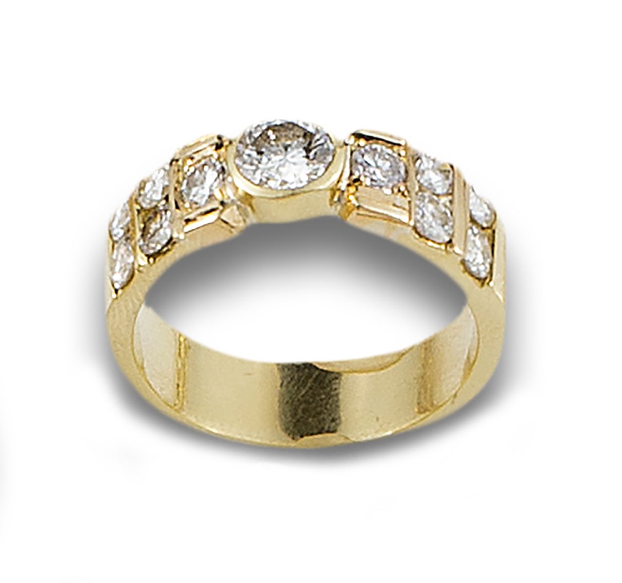 18 kt yellow gold solitaire ring. 由一颗中央的钻石组成，明亮式切割，镶嵌在查顿上，估计重量为0.30克拉，两侧有三条钻石带，明&hellip;