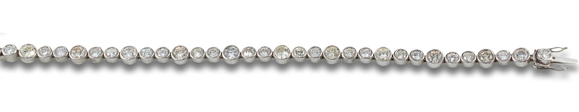 18 kt white gold riviere bracelet. 由一排镶嵌在chaton的钻石形成，估计总重量为7.80克拉。