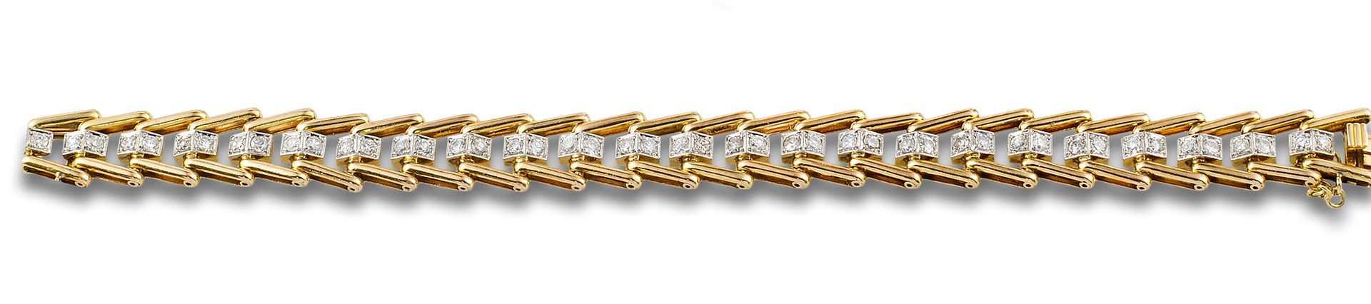 81 kt yellow gold bracelet. 采用人字形设计，链节上镶有明亮式切割钻石。