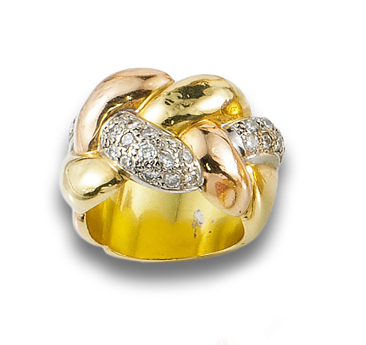Wide braided ring signed OCTAVIO SARDÁ. 以18K黄金、白金和玫瑰金制成。有钻石细节，明亮式切割。重量：15.1克。