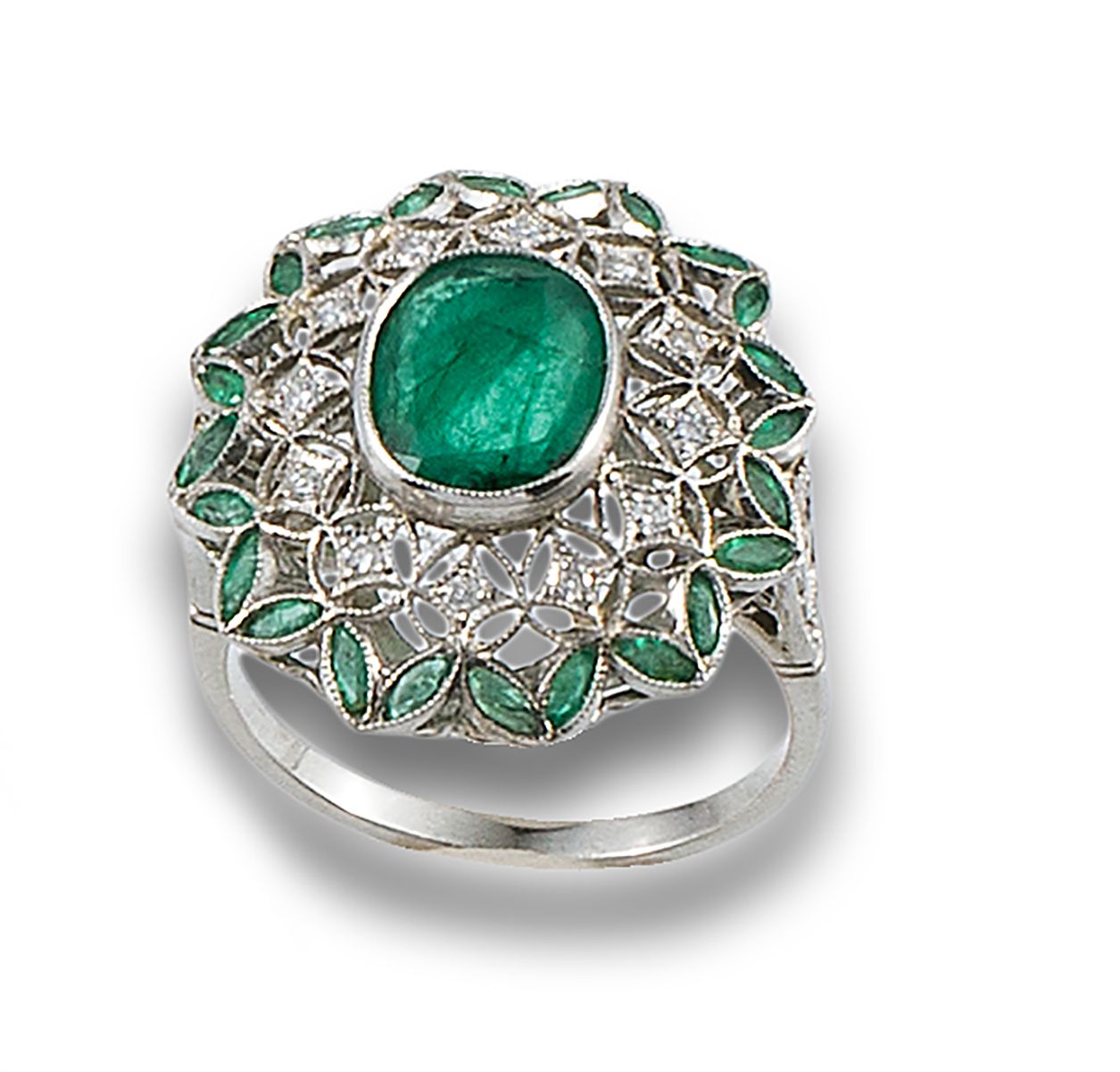 Ring, platinum antique style. 由中央的祖母绿形成，椭圆形切割，镶嵌在chaton和边框的钻石，明亮式切割和校准的祖母绿。镂空支架。