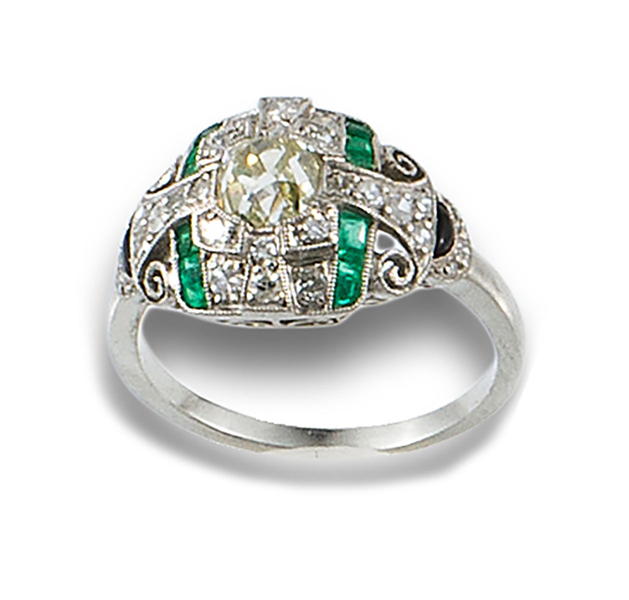 Ring, Art Deco style, platinum. 由中央的钻石组成，旧式切割，估计为0.40克拉，两边是校准的祖母绿和钻石，尺寸为8/8。