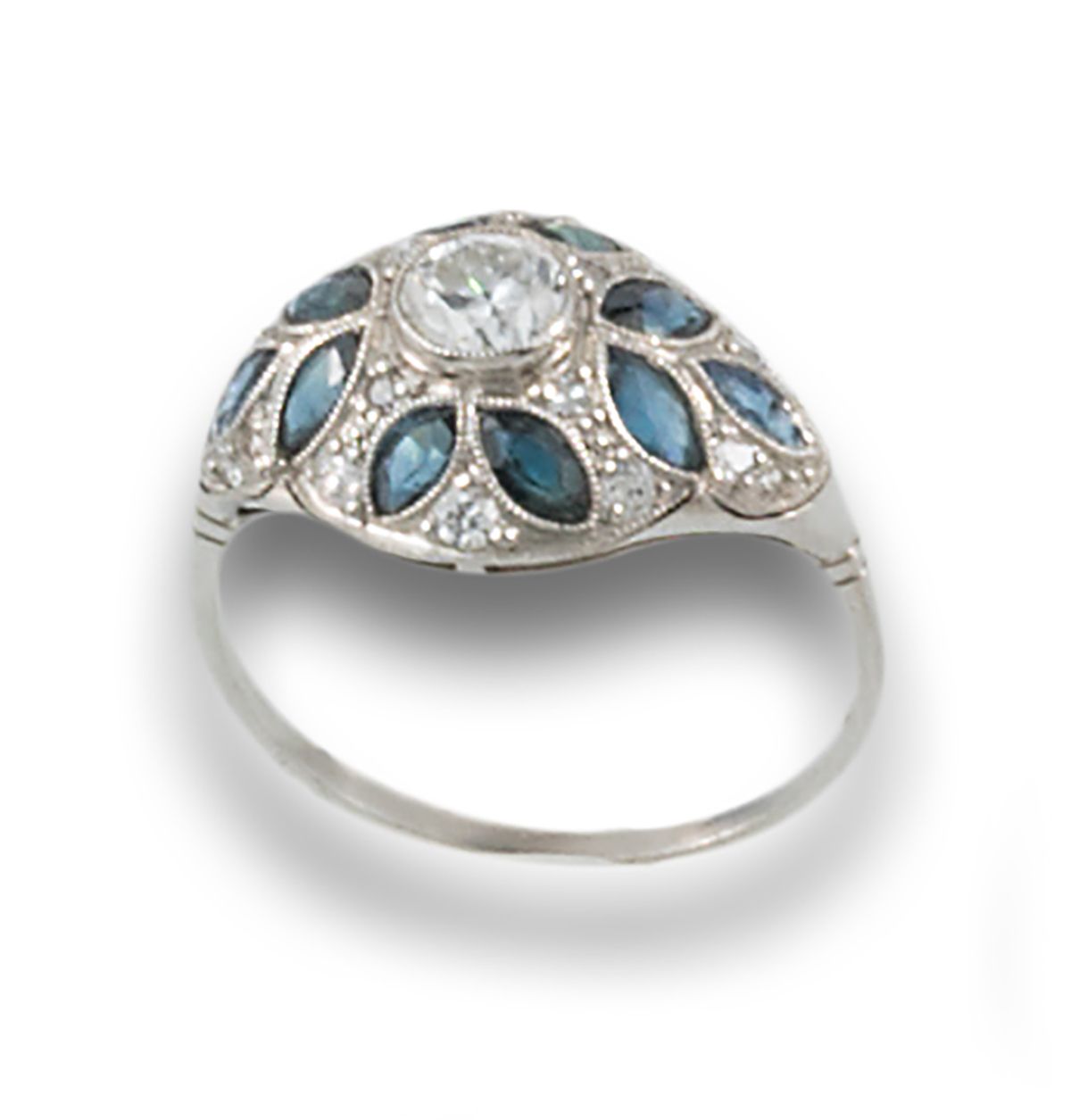 Ring, old style, platinum. Formée d'un diamant central, taille brillant, estimé &hellip;
