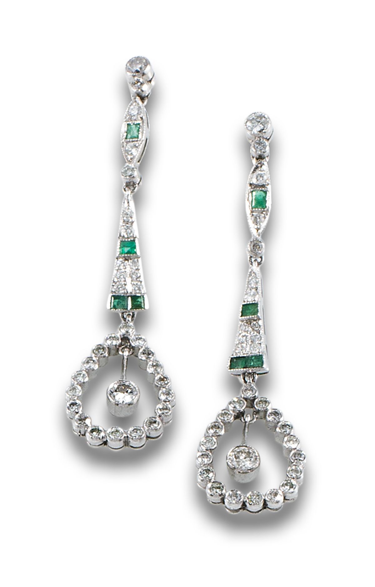 Long earrings, Art Deco style, platinum. 由一排钻石、明亮式切割和校准的祖母绿组成。
