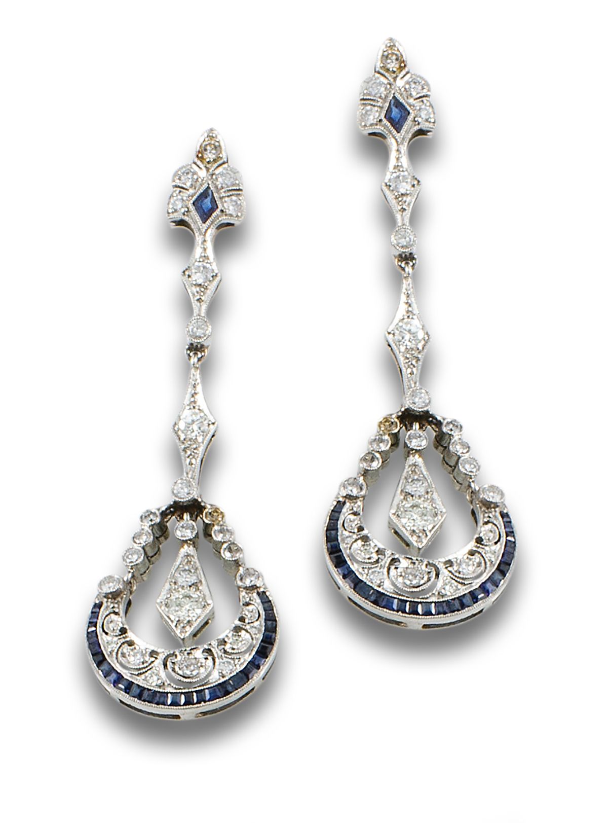 Long earrings, old style, platinum. Composto da diamanti, zaffiri taglio brillan&hellip;