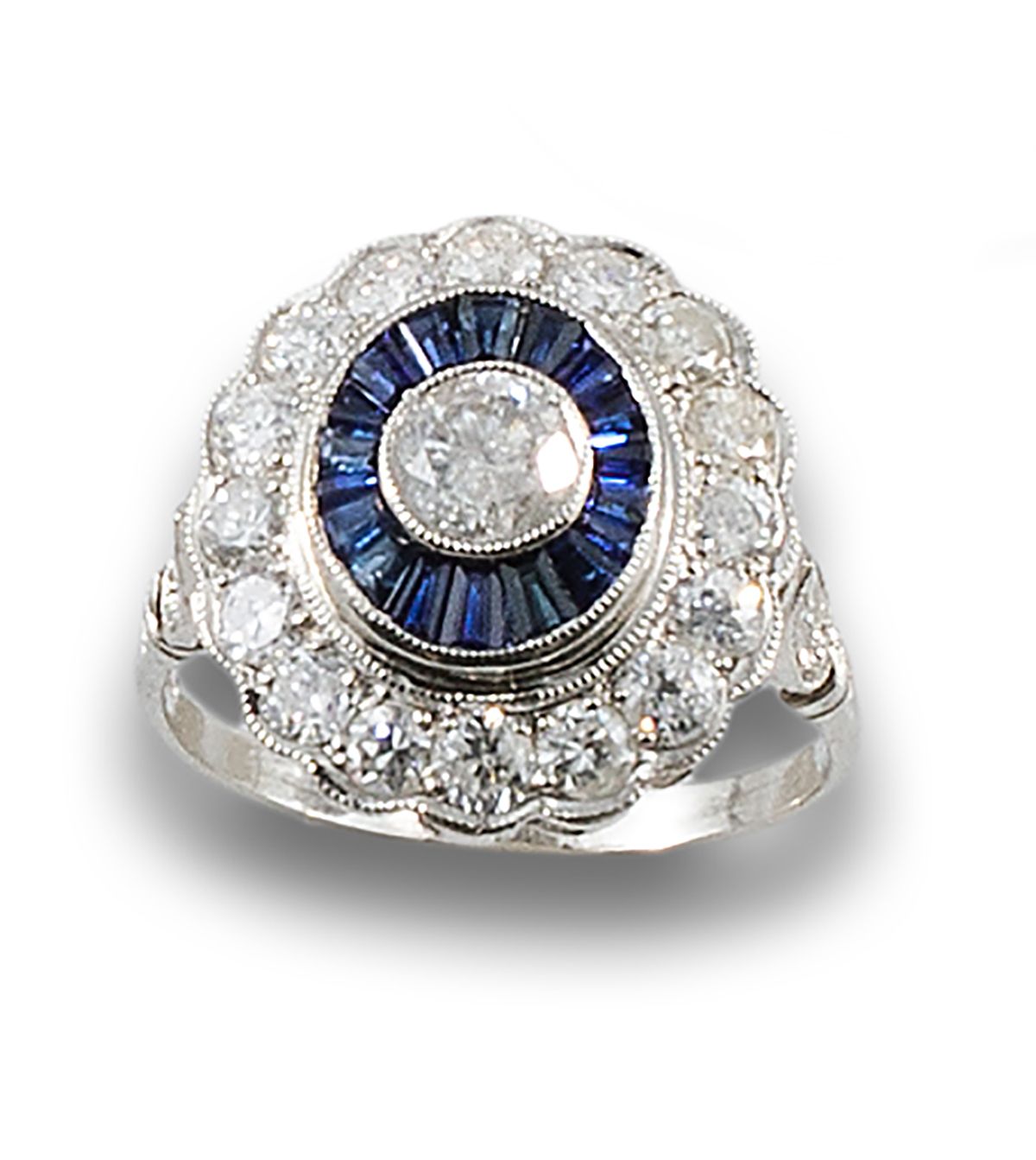 Platinum bird's eye ring. 由中央的钻石形成，老式切割，估计为0.35克拉，边缘是校准的蓝宝石和钻石，明亮式切割。