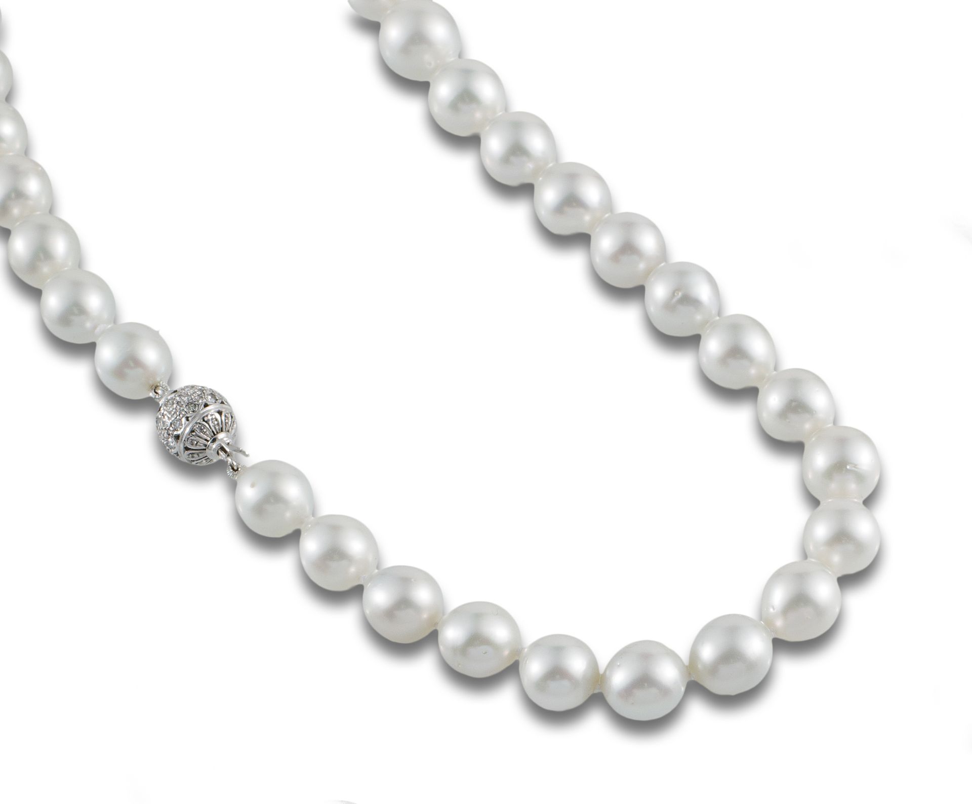 Necklace made up of 36 Australian pearls 拍品包括一条银链和一个合成红宝石的铂金玫瑰形吊坠，上面挂着一个梨形切割的黄水晶&hellip;
