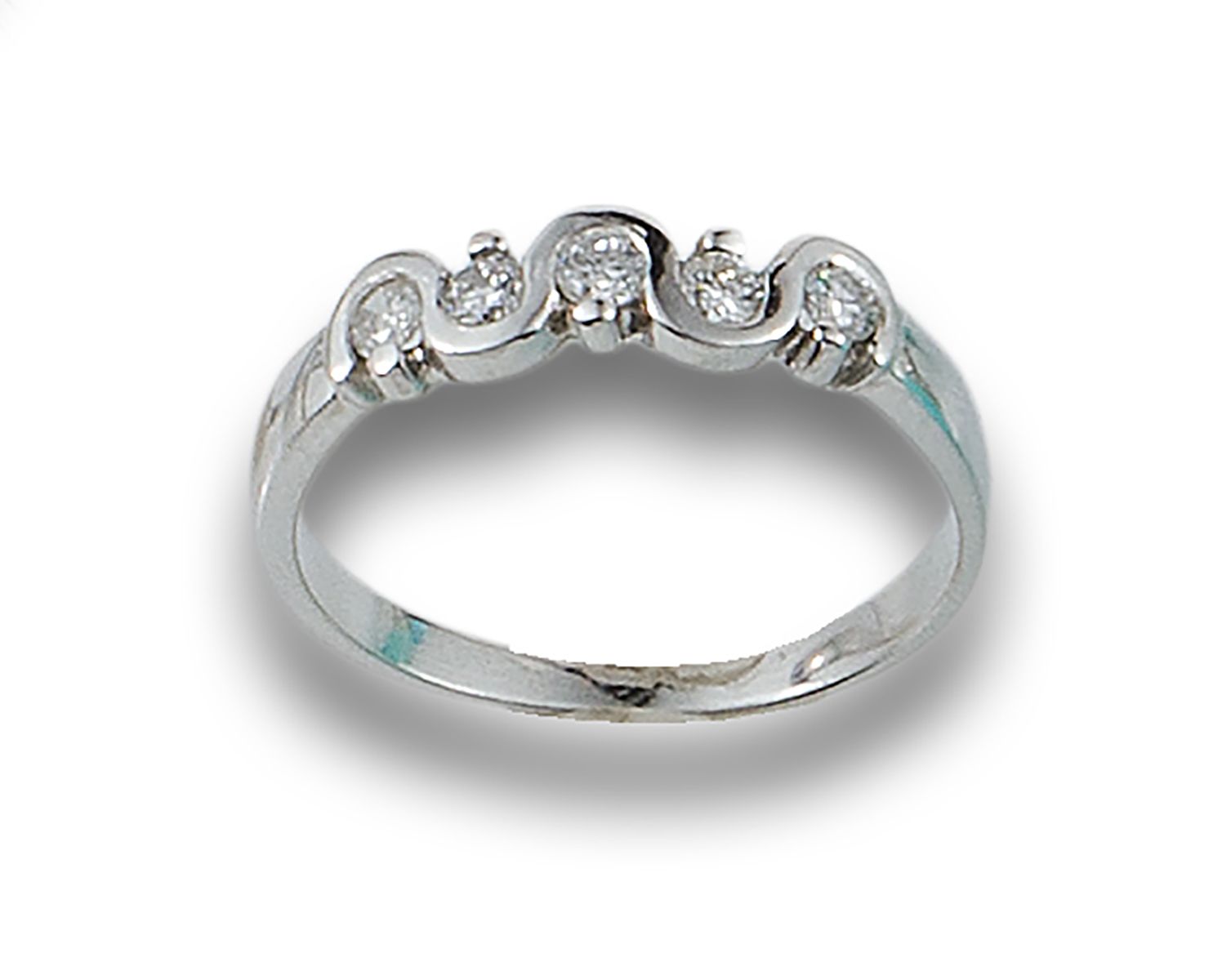 Cinquillo ring in 18 kt white gold. 由一排钻石组成，明亮式切割，混合镶嵌。