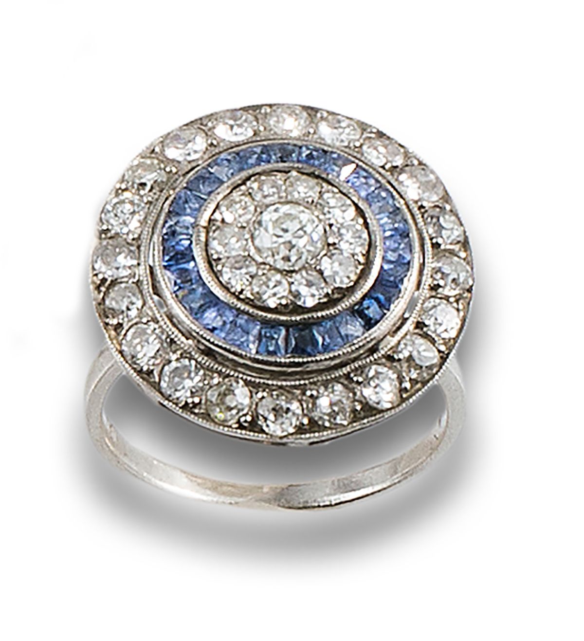 Ring, old style, platinum. 由一圈成排的钻石组成，旧尺寸和8/8，估计总重量为1.30克拉，校准的蓝宝石，估计总重量为0.70克拉。