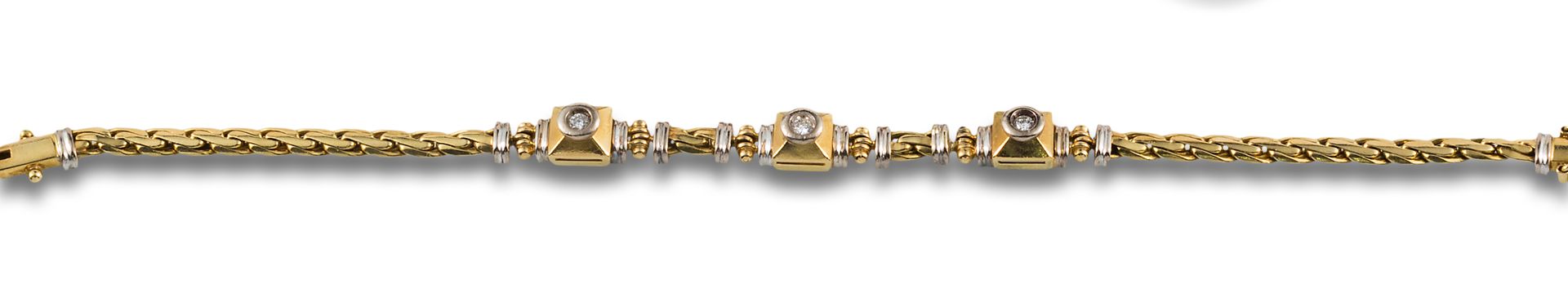 18 kt yellow and white gold braided bracelet. 由三个钻石中心组成，明亮式切割，估计总重量为0.30克拉，镶嵌在查顿&hellip;