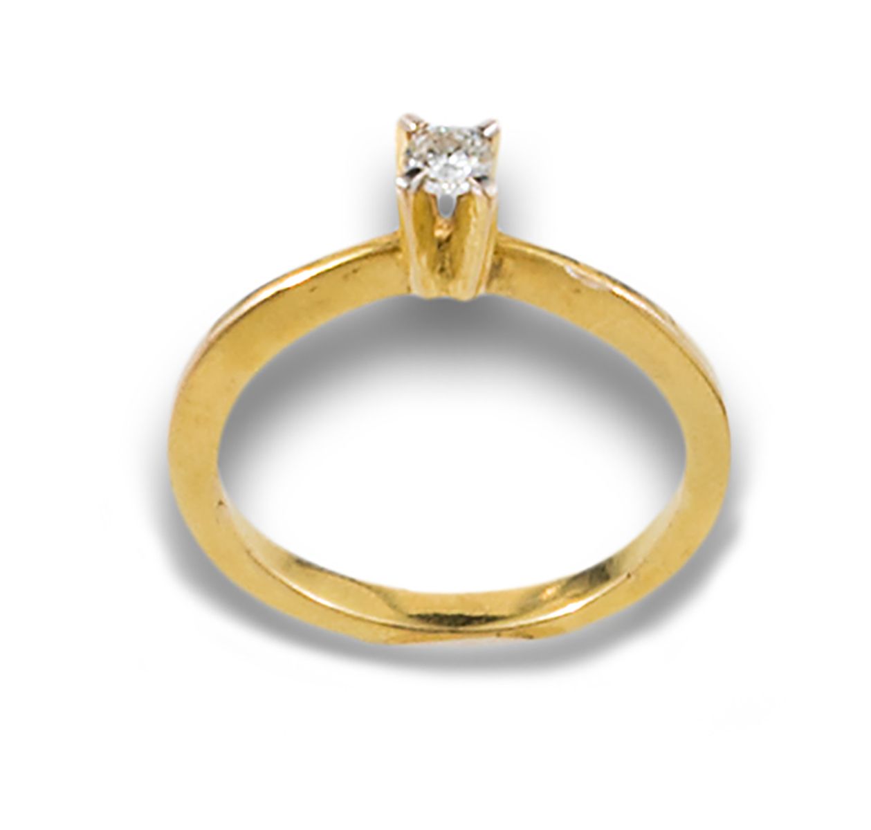 18 kt yellow gold solitaire ring. 由一颗明亮式切割钻石组成，估计重量为0.15克拉，镶嵌在四个爪子上。