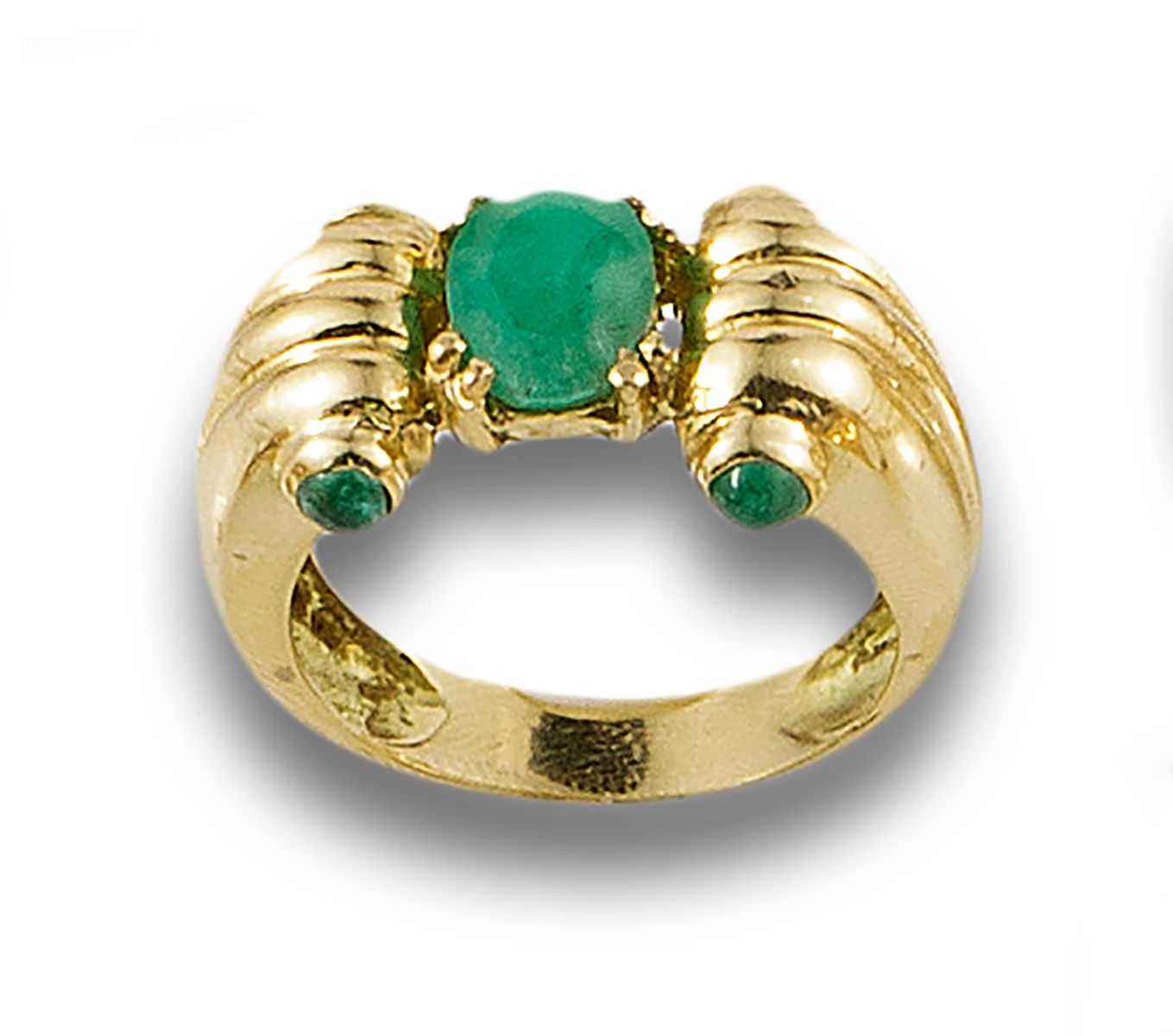 Ring, 1980s, in 18 kt gallon yellow gold. 由中央的祖母绿、椭圆形切割和侧面的凸圆形祖母绿细节构成。

 重量：6克。