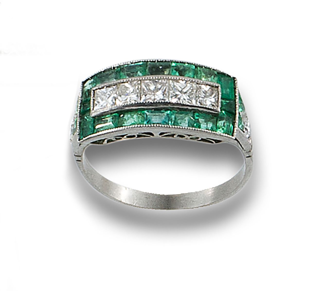 Platinum ring, old style. Rangée centrale de diamants, taille princesse et côtés&hellip;