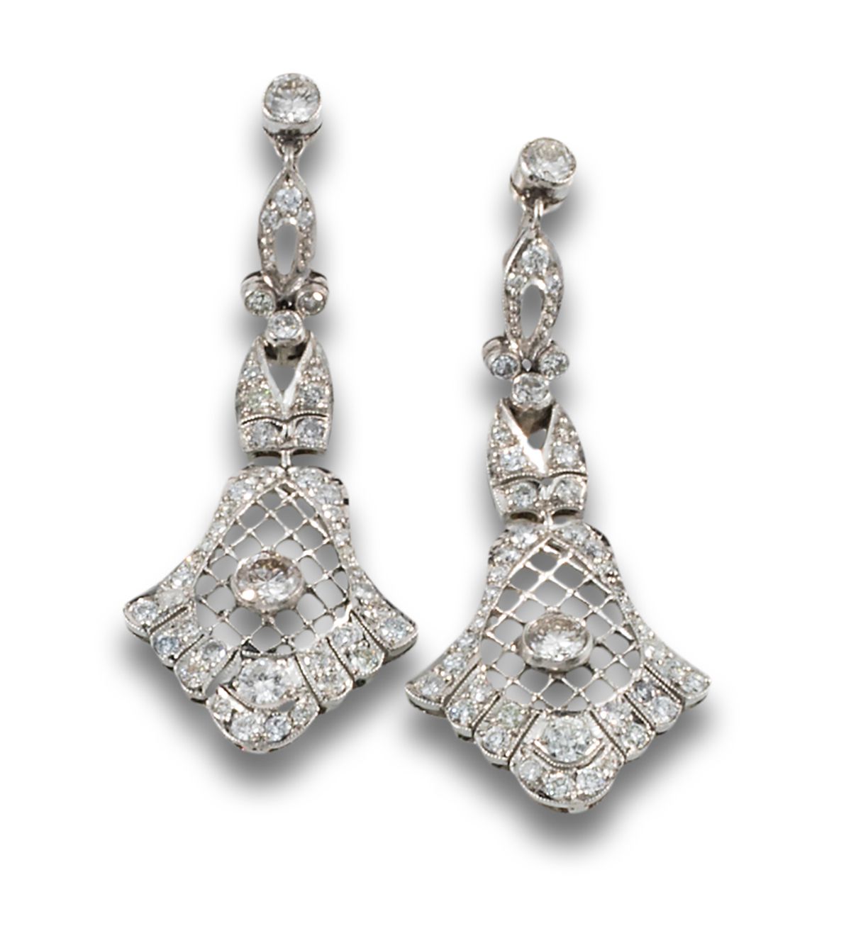 Long earrings, Art Deco style made in platinum. 形成镂空的钻石，老式和明亮式切割，中间有两颗钻石，明亮式切割，估&hellip;