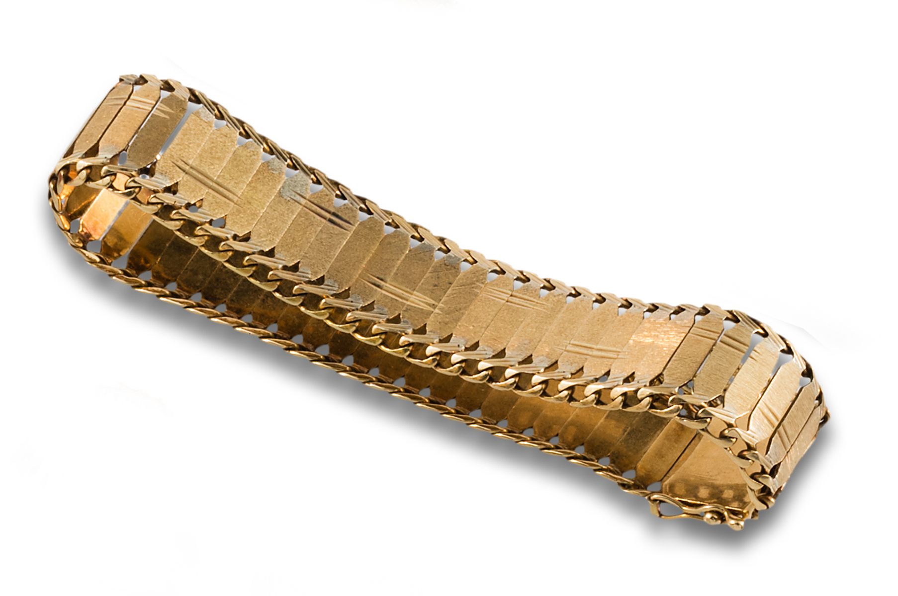 18 kt yellow gold bracelet, 1950s. 骨质吊坠，带有首字母 "M "和18K黄金的顶部细节。
