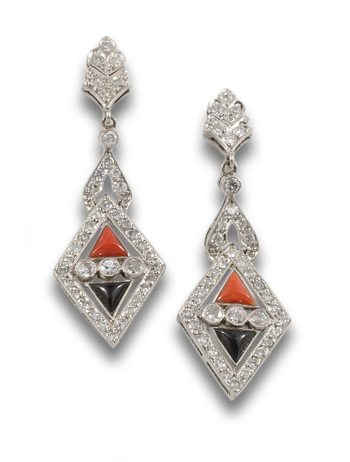 Long earrings, Art Deco style, platinum. 由钻石、明亮式切割、珊瑚和凸圆形缟玛瑙的几何元素构成。