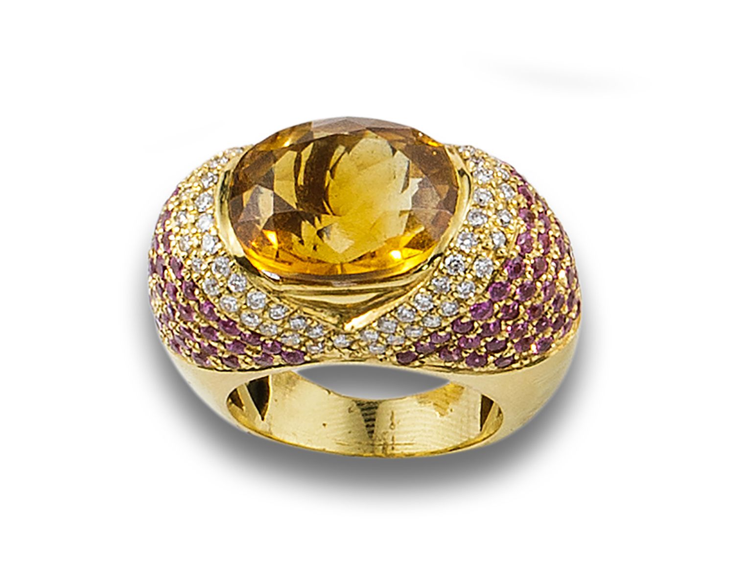 18 kt yellow gold ring. 由中央的黄水晶形成，椭圆切割，镶嵌钻石，明亮式切割，估计总重量为0.70克拉，粉红蓝宝石，估计总重量为2.70克&hellip;