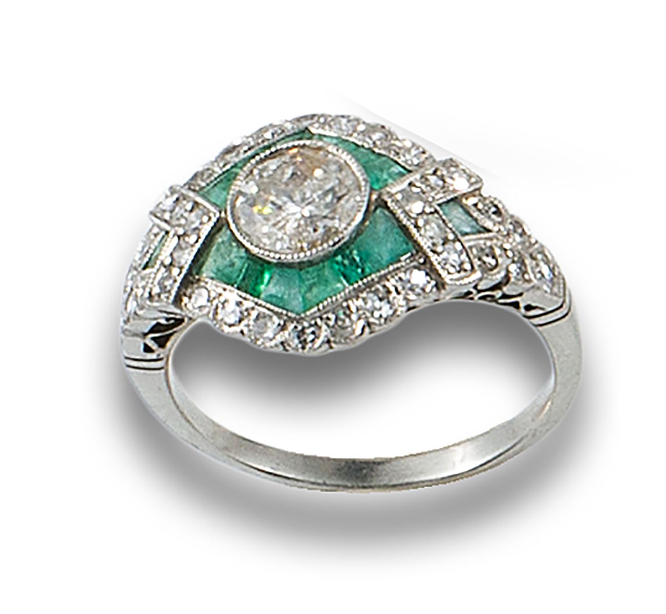 Ring, Art Deco style, platinum. 由中央的钻石形成，明亮式切割，估计为0.65克拉，镶嵌在查顿上，边缘是校准的祖母绿和钻石，尺寸为&hellip;