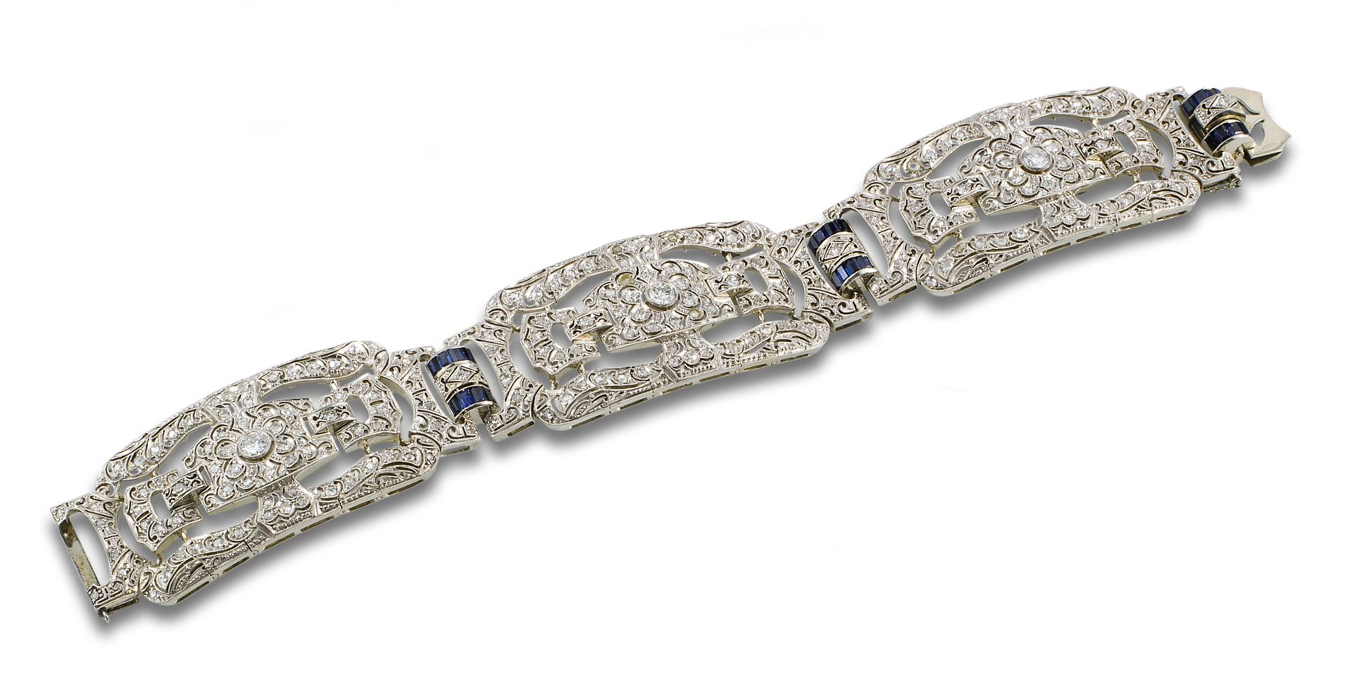 Art Deco platinum bracelet. 几何镶钻镂空扣设计，仿古切割，粉色，简洁。有一排一排的校准合成蓝宝石的链接。重量：66.5克。