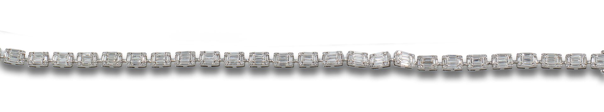 18 kt white gold bracelet. 由长方形的钻石链接组成，长方形和明亮式切割。