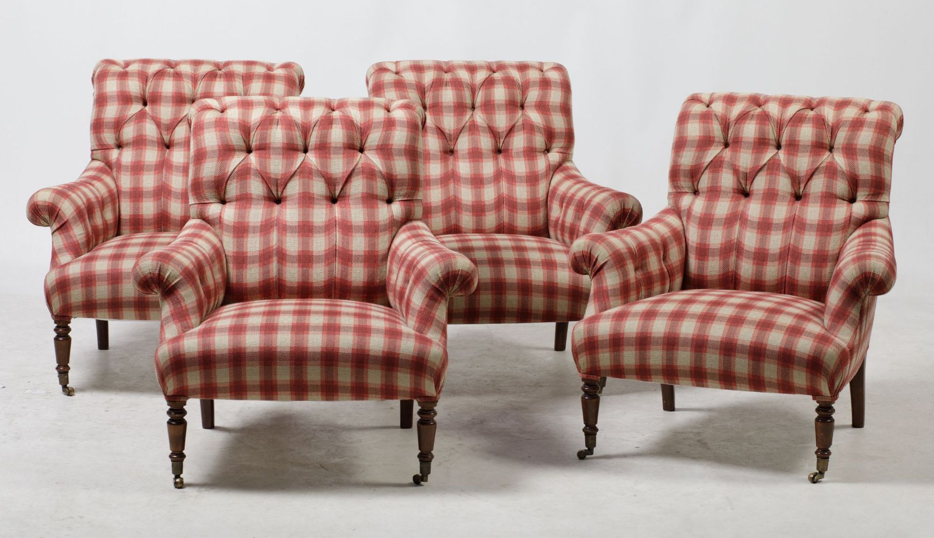 Four armchairs of English taste, 20th century 椅背上有绗缝，前腿上有轮子。尺寸：81 x 81 x 81厘米