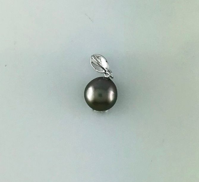 Null Pendentif en or gris 375°/°° orné d'une perle de culture de Tahiti de 9,3 d&hellip;