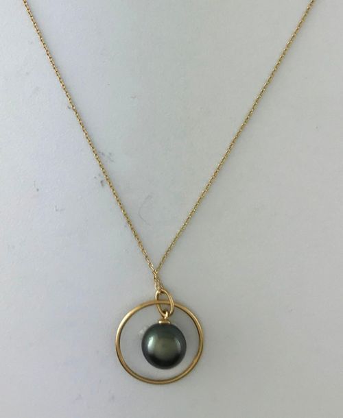Null Chaîne et son pendentif en or 375°/°° orné d'un cercle centré d'une perle d&hellip;