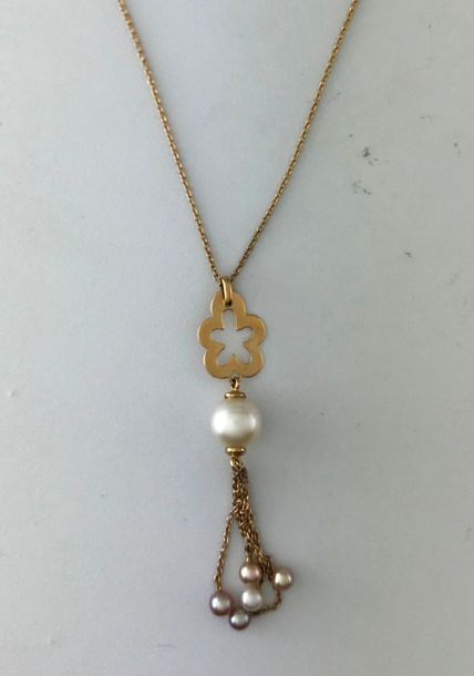 Null Chaîne et son pendentif feuillagé en or 375°/°° orné d'une perle de culture&hellip;