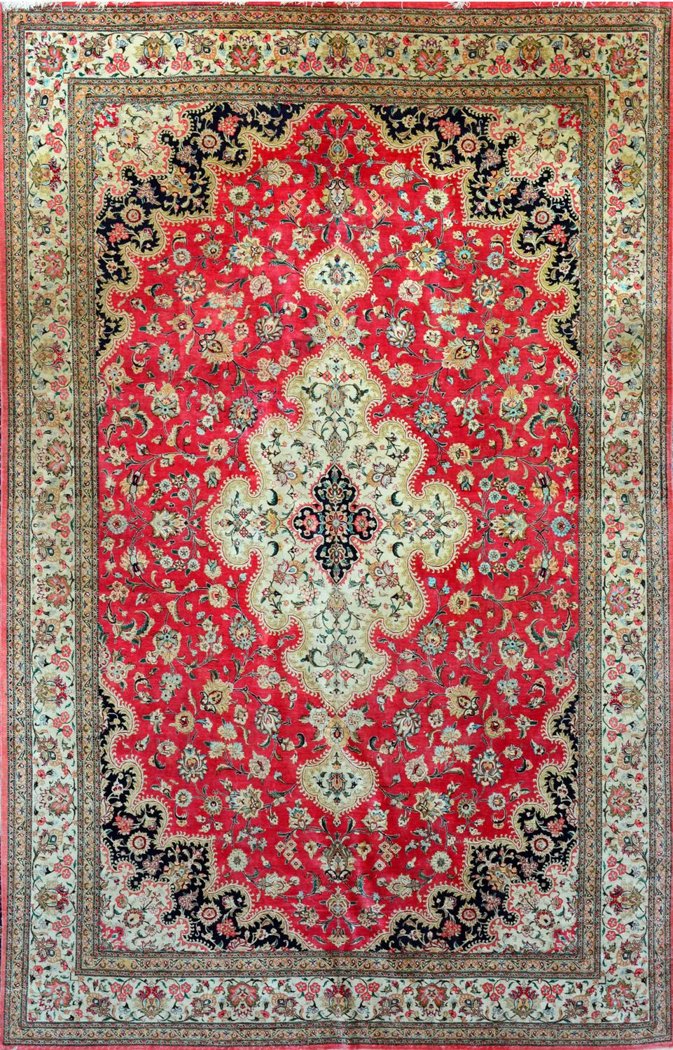 Null 大而精的丝绸Ghoum（伊朗）。1975年左右。技术特点：丝基上的丝绒。密度：每平方米约10/11000节。红宝石地，有花纹装饰。状况良好。尺寸：30&hellip;