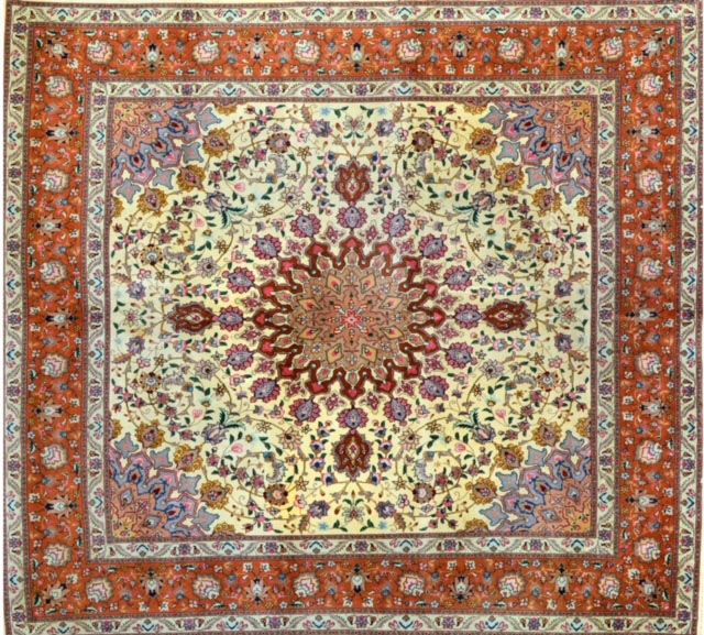 Null 大而精的大不里士（伊朗西北部）。1975年左右，技术特点：棉基上的丝光羊绒天鹅绒。密度：每平方米约8000节。米色的田野上，有卷轴和花环以及风格化的多&hellip;