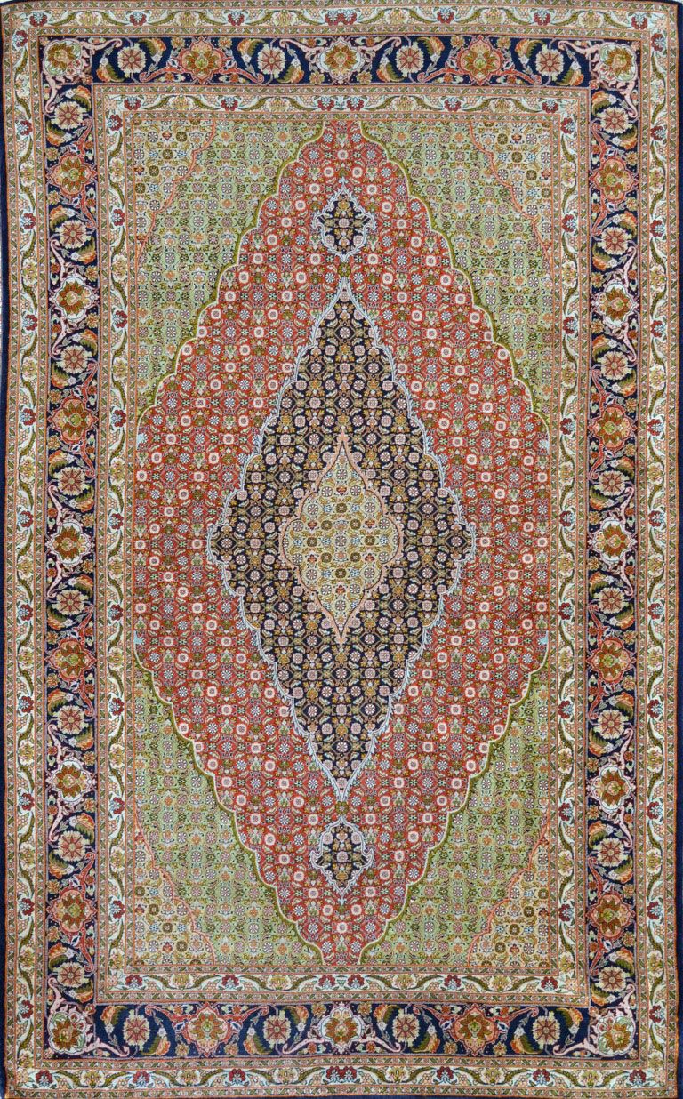 Null 大而精的大不里士（伊朗西北部）。大约在1980年。技术特点：真丝基础上的丝绒。密度：每平方米约10000节。红宝石领域与所述图案。赫拉蒂饰有两块午夜蓝&hellip;