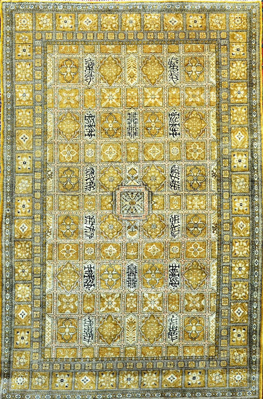 Null 大而精的丝绸Ghoum（伊朗）。沙赫的时代。大约在1960年。技术特点：丝基上的丝绒。密度：每平方米约9/10000节。园林装饰；金黄色背景上的花盒周&hellip;