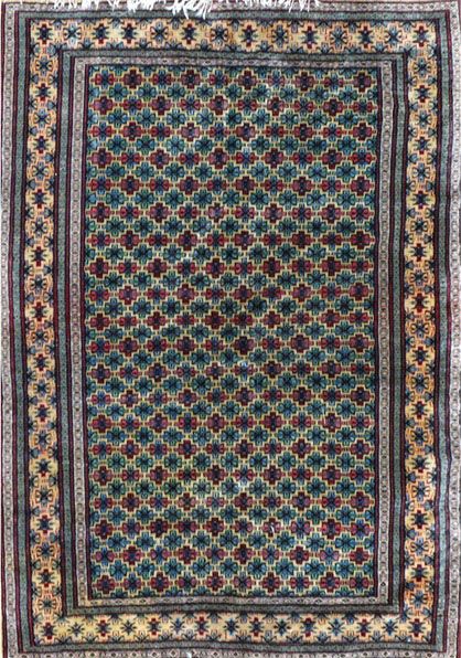 Null Moultane（巴基斯坦）；大约在1980年。技术特点：棉基上的丝光羊毛绒。搭配天蓝色和鲑鱼粉色的几何造型花蕾小盒子。状况良好。尺寸：180 x 1&hellip;