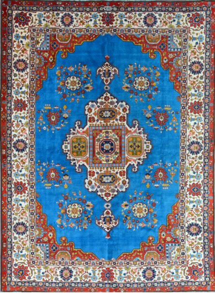 Null 大不里士。伊朗的西北部。中间的XX°。技术特点：棉质基础上的羊毛丝绒。蔚蓝色的场地上有花冠，中央有一个大的几何花纹奖章，上面有钻石形状的星星。状况良好&hellip;