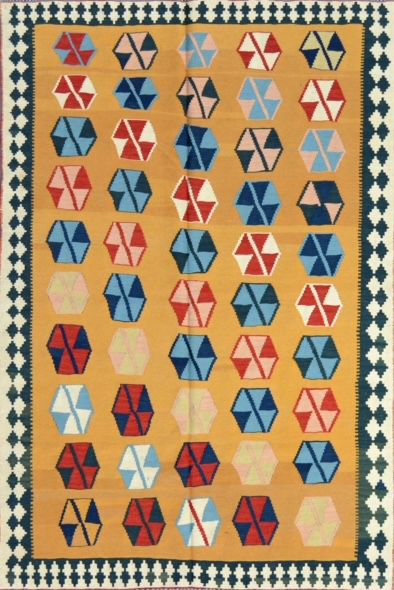 Null 原始的Kilim Quasgai伊朗。约1980年。技术特点：挂毯技术。用双面针工作。黄色的黄金领域，有六角形的盒子，上面有蝴蝶形状的风格化钩子。美丽&hellip;