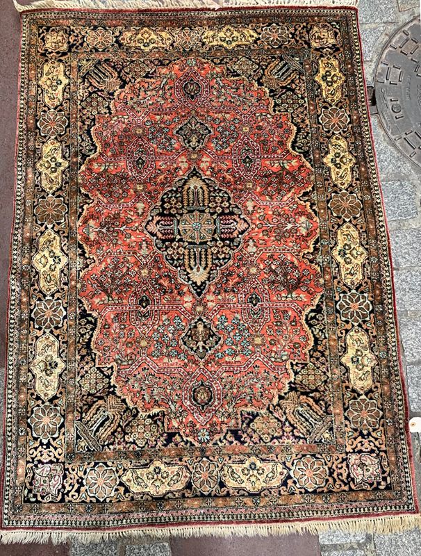 Null 精美的丝绸Ghoum伊朗。沙阿的时代。约1965年。技术特点/ 丝绸基础上的丝绒。米色的场地上有多色的花卉装饰。美丽的多色性。状况良好。尺寸：160 &hellip;