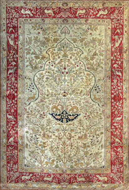 Null 来自伊朗的原始和精细的丝绸Ghoum。沙赫的时代。约1970年。技术特点：丝绸基础上的丝绒。密度。每平方米约10000节。祈祷形式的地毯。金色的米色场&hellip;