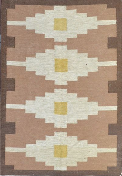 Null 印度的大型基里姆（Kilim dhurris）。约1980年。技术特点： 双面。针线活。烟草场上装饰着四个几何风格的象牙奖章。状况良好。尺寸：275 &hellip;