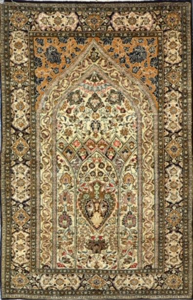 Null 精美的丝绸Ghoum伊朗。沙阿的时代。1970年左右。技术特点：丝绸基础上的丝绒。祈祷形状的地毯。象牙色领域上的风格化米拉布。状况良好。尺寸：120 &hellip;