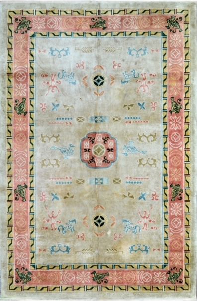 Null 1975年左右的大中国天仙丝。技术特点：丝绸基础上的丝绒。米色的场地上有粉色调的多个符号的几何装饰。总体状况良好。尺寸：280 x 185厘米。