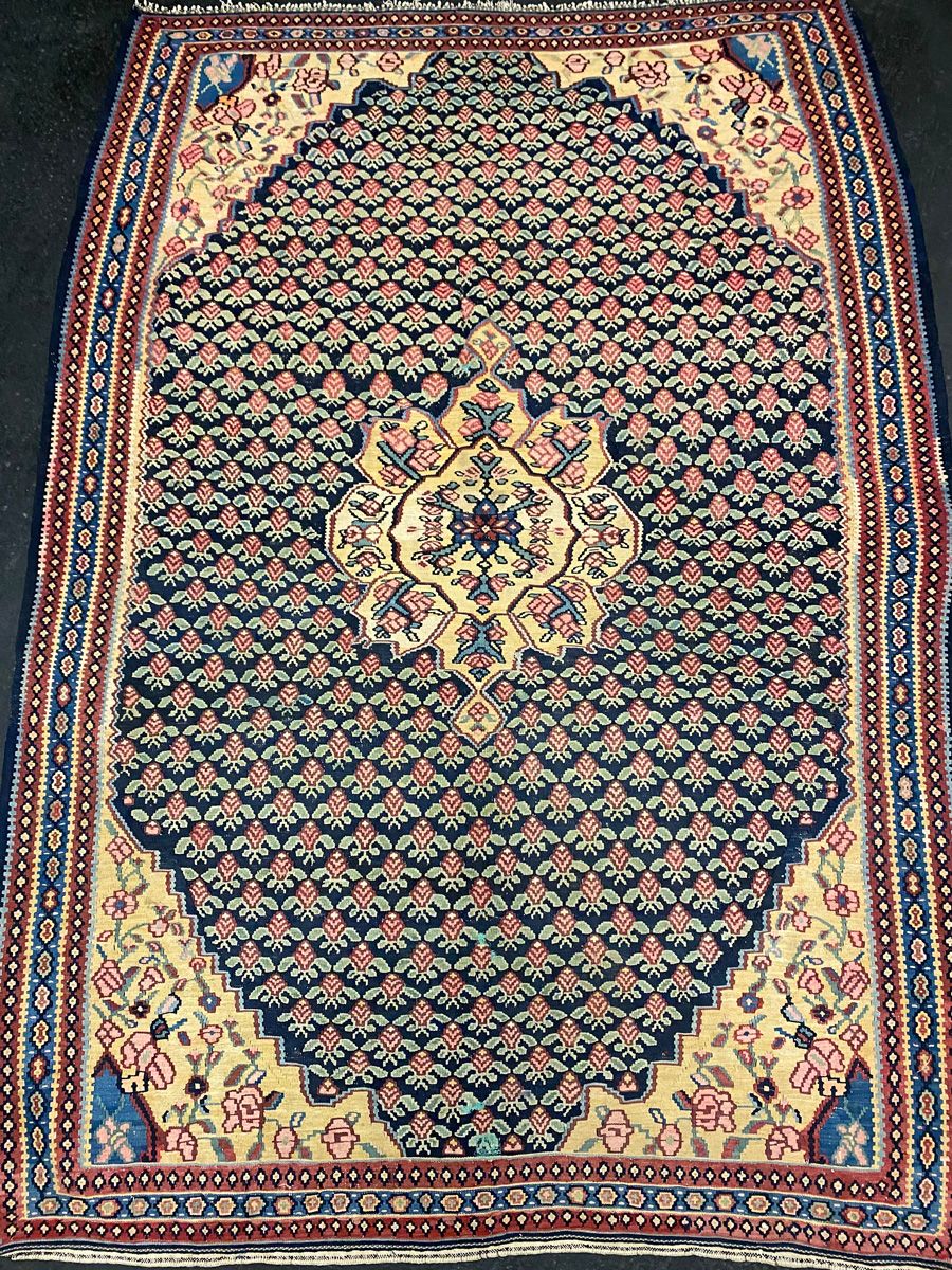 Null 精美而古老的Senneh Kilim（伊朗西北部），20世纪上半叶。

技术特点：针法，挂毯技术，在棉布上用羊毛线。

场内以海军为背景的赫拉蒂图案为&hellip;
