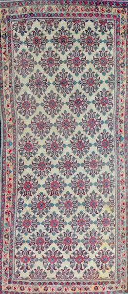 Null 哈马丹画廊（伊朗）1970年左右。

技术特点：棉质基础上的羊毛丝绒。

象牙色的场地上有钻石形式的红宝石星花。

总体状况良好

尺寸：280 x &hellip;