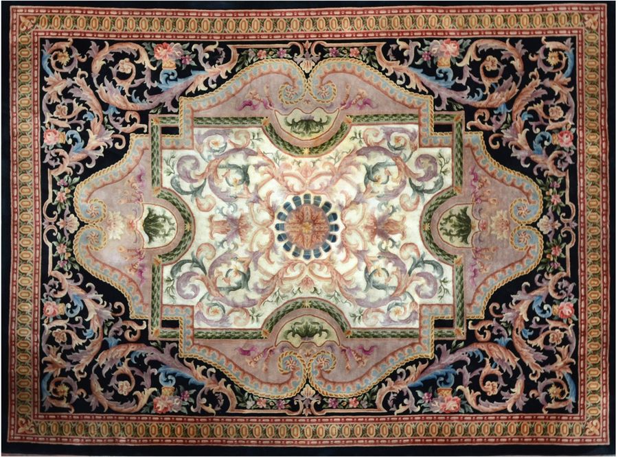 Null 20世纪萨翁内里风格的重要地毯。

技术特点：萨翁内里风格的打结地毯，羊毛天鹅绒配以棉布底衬。

黑色的场地上有四个粉色调的刺桐叶和花环的窗台，框住了&hellip;