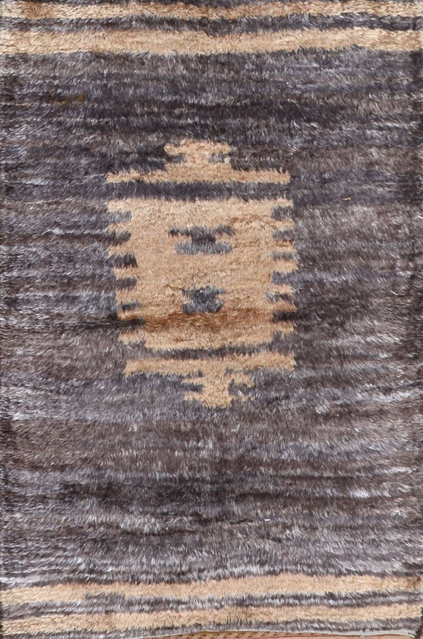 Null 来自20世纪的现代当代地毯。

技术特点: 羊毛天鹅绒，棉质底布。

巧克力场上的几何装饰。

总体状况良好

尺寸：175 x 113厘米
