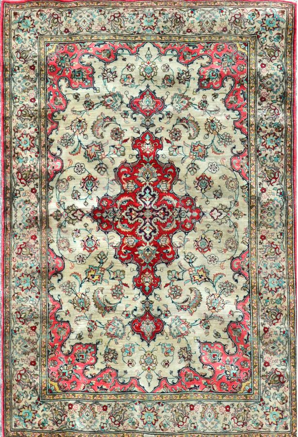 Null 精美的丝绸Ghoum签名（伊朗），来自1960年左右伊朗国王的时代。

技术特点：丝绸基础上的丝绒。

米色领域，有花卉装饰。

密度约为每平方公里1&hellip;