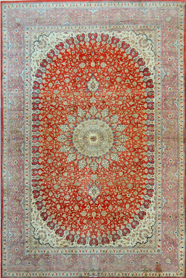 Null 1980年左右签署的重要而精美的丝绸Ghoum（伊朗）。

技术特点：丝绸基础上的丝绒。

红宝石领域，以爆炸的钻石形式的千花装饰，以象牙和普鲁士蓝的&hellip;