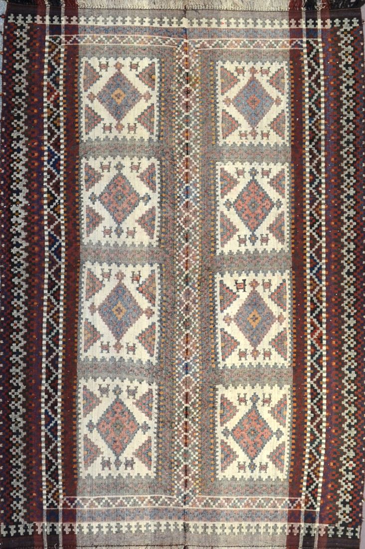 Null Kilim Soumak 阿塞拜疆，约1960年。

技术特点：针法，在棉质基础上用羊毛线的挂毯技术。

用线和钩子编织的浮雕基里姆，装饰有金字塔、狼&hellip;