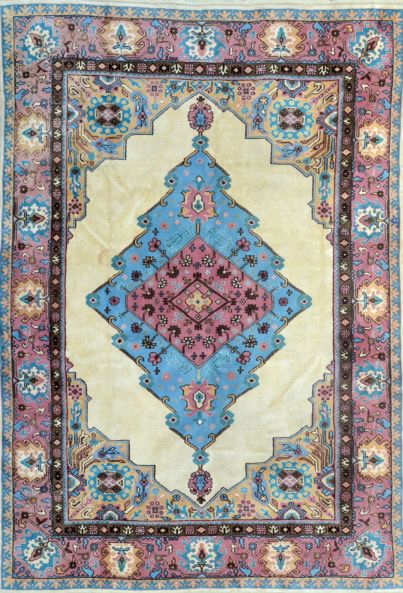 Null 大型斯巴达（土耳其）约1960/1970年。

技术特点：棉质基础上的羊毛丝绒。

象牙领域，中央有一个非常大的天蓝色和古玫瑰色的几何图案，形状是一个&hellip;