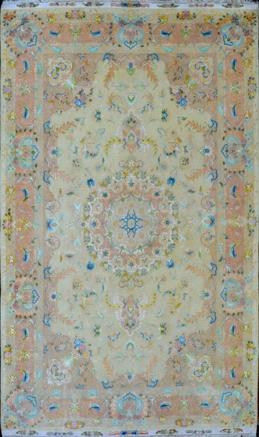 Null 大而精的大不里士（伊朗西北部），约1975年。

技术特点：丝质羊羔毛的天鹅绒，丝花，在丝绸基础上。

米色的场地上有粉色调的花环和叶子，中间装饰着一&hellip;
