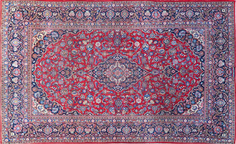 Null 1975年左右，重要的卡尚（伊朗）。

技术特点：棉质基础上的羊毛丝绒。

红宝石场，有花卉装饰。

四个带花冠的围栏。

美丽的多色性。

总体状况&hellip;
